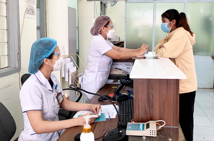 Nhân viên y tế làm thủ tục cho người dân đến khám-chữa bệnh tại Bệnh viện 331. Ảnh: Như Nguyện