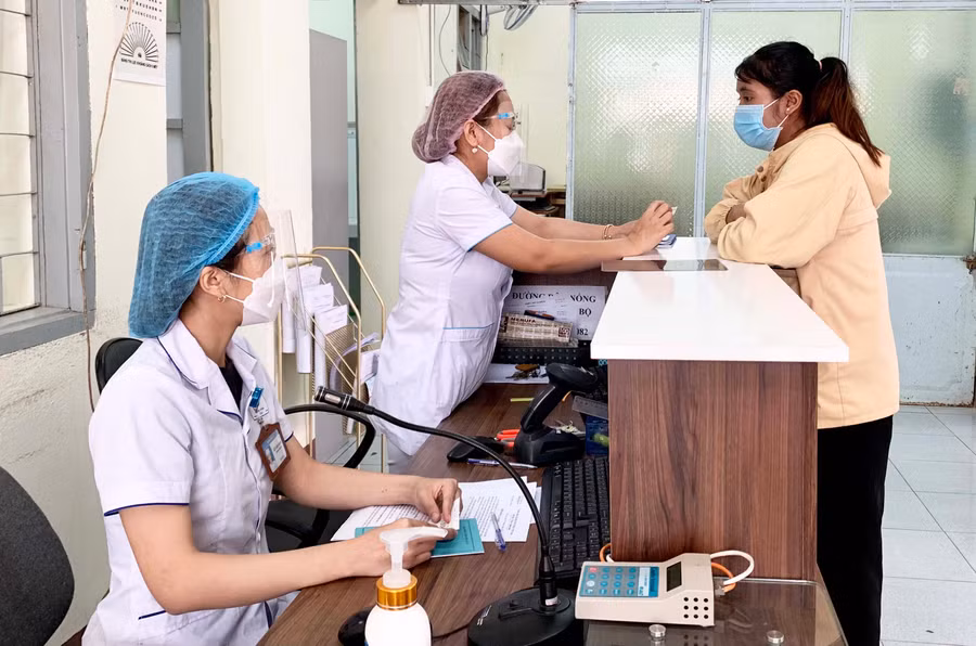 Nhân viên y tế làm thủ tục cho người dân đến khám-chữa bệnh tại Bệnh viện 331. Ảnh: Như Nguyện