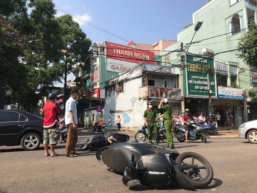  Hiện trường vụ tai nạn khiến anh Duẩn bị thương nặng. Ảnh: Văn Ngọc