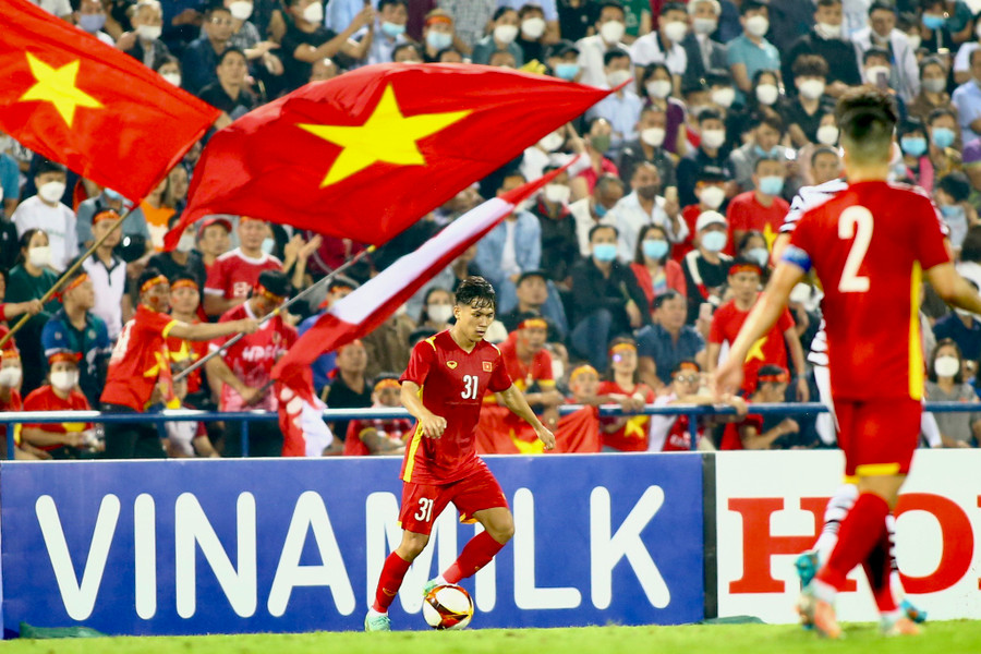 Cầu thủ U.23 Việt Nam và U.20 Hàn Quốc cống hiến trận đấu hấp dẫn. Ảnh: Vương Anh