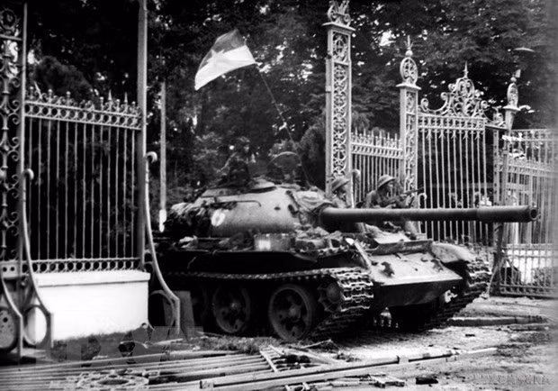 Xe tăng của Lữ đoàn tăng-thiết giáp 203, Sư đoàn 304, Quân đoàn 2 tiến vào Dinh Độc Lập, trưa 30/4/1975. Ảnh: Trần Mai Hưởng/TTXVN