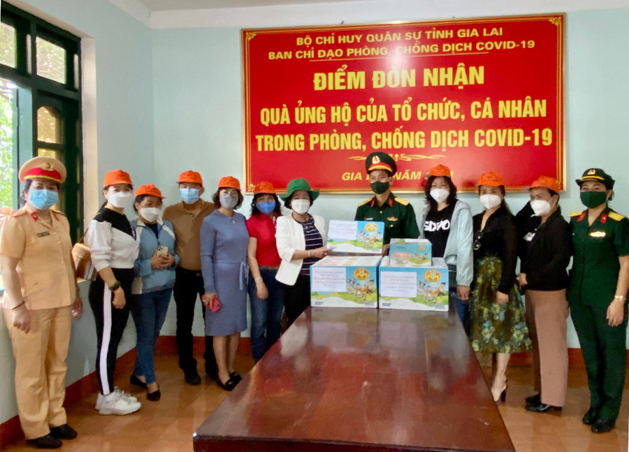  Hiệp hội Doanh nghiệp tỉnh tổ chức thăm, tặng quà cho khu cách ly phòng-chống dịch Covid-19 của Bộ Chỉ huy Quân sự tỉnh. Ảnh: Hà Duy