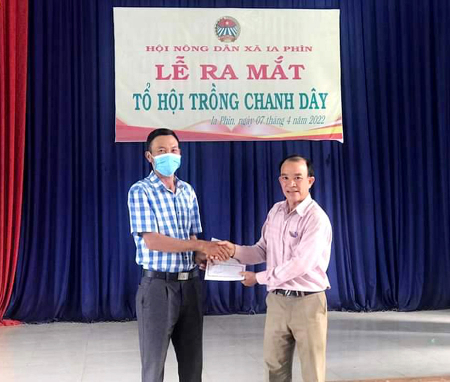 Hội Nông dân xã trao quyết định thành lập Tổ hội trồng chanh dây xã Ia Phìn. Ảnh. Đinh Yến  Trao quyết định thành lập Tổ hội trồng chanh dây xã Ia Phìn. Ảnh. Đinh Yến