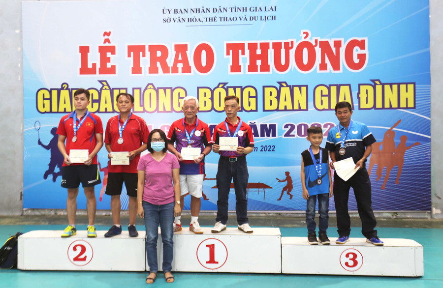 Ban tổ chức trao giải cho các vận động viên xuất sắc nội dung cha và con trai ở môn bóng bàn. Ảnh: Văn Ngọc