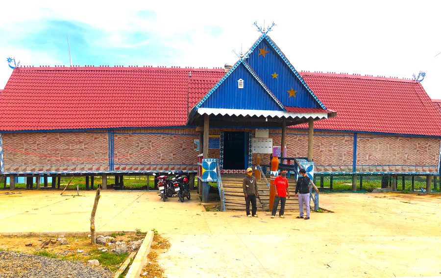 2 Người dân làng Hle Hlang, xã Yang Trung, huyện Kông Chro đóng góp hơn 1 tỷ đồng làm nhà rông truyền thống. Ảnh: Ngọc Minh