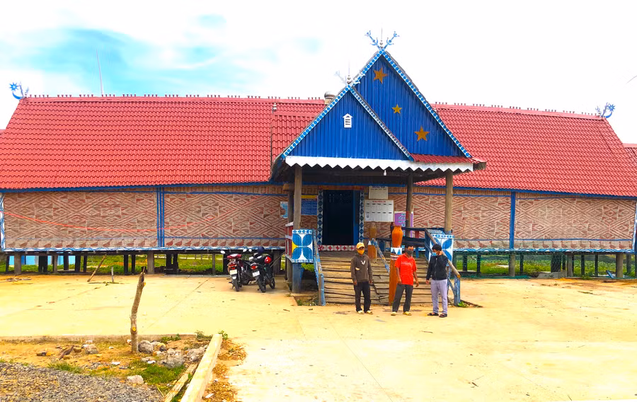 Người dân làng Hle Hlang (xã Yang Trung, huyện Kông Chro) đóng góp hơn 1 tỷ đồng làm nhà rông. Ảnh: Ngọc Minh 2 Người dân làng Hle Hlang, xã Yang Trung, huyện Kông Chro đóng góp hơn 1 tỷ đồng làm nhà rông truyền thống. Ảnh: Ngọc Minh