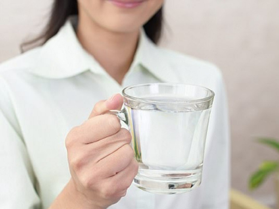 Mải mê làm việc có thể khiến mọi người không uống nước suốt hàng giờ. Ảnh: SHUTTERSTOCK Mải mê làm việc có thể khiến mọi người không uống nước suốt hàng giờ. Ảnh: SHUTTERSTOCK