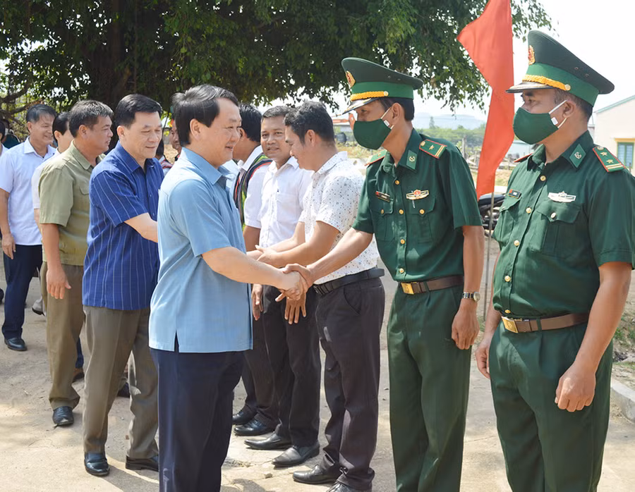 Bộ trưởng, Chủ nhiệm Ủy ban Dân tộc thăm, làm việc tại xã Ia Mơr. Ảnh: Anh Huy