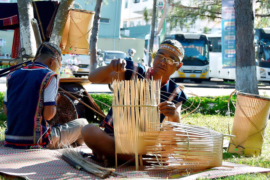 Nghệ nhân Đinh Ngơn (làng Cuc Tung, xã Tơ Tung, huyện Kbang) thể hiện sự khéo léo của đôi bàn tay qua từng sản phẩm đan lát thủ công.