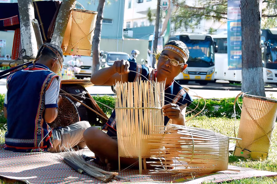 Nghệ nhân Đinh Ngơn (làng Cuc Tung, xã Tơ Tung, huyện Kbang) thể hiện sự khéo léo của đôi bàn tay qua từng sản phẩm đan lát thủ công.