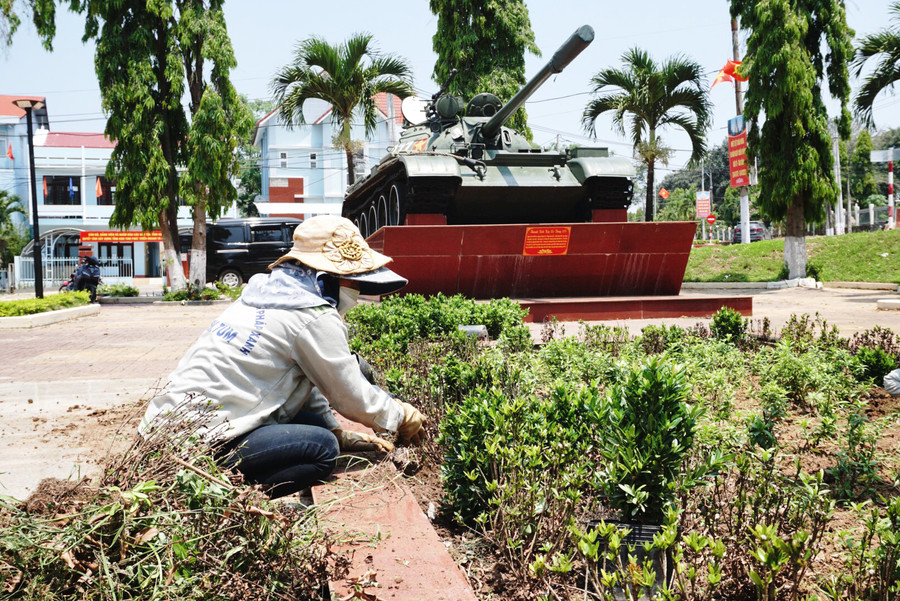 Trồng bổ sung cây xanh tại khuôn viên Tượng đài Chiến thắng Đăk Tô - Tân Cảnh. Ảnh: VT Trồng bổ sung cây xanh tại khuôn viên Tượng đài Chiến thắng Đăk Tô - Tân Cảnh. Ảnh: VT