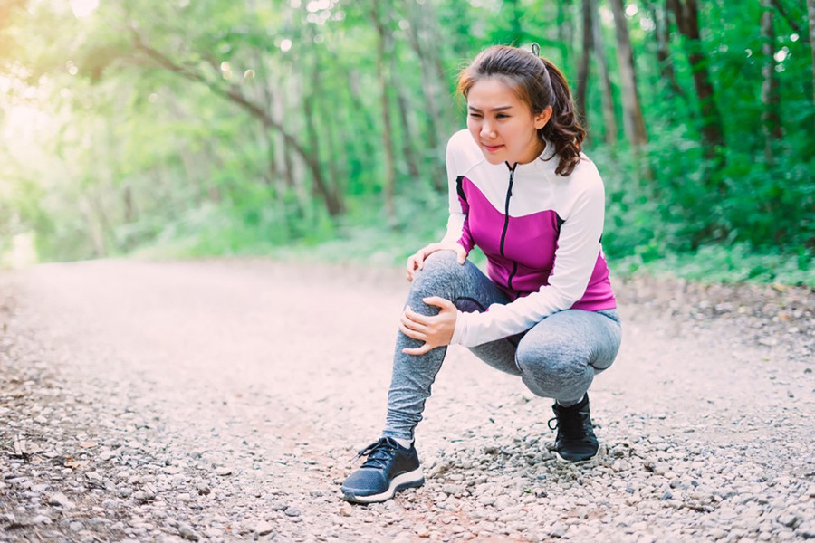 Cơn đau bất ngờ xảy ra cảnh báo xương khớp đang “chớm già”. Ảnh: Shutterstock