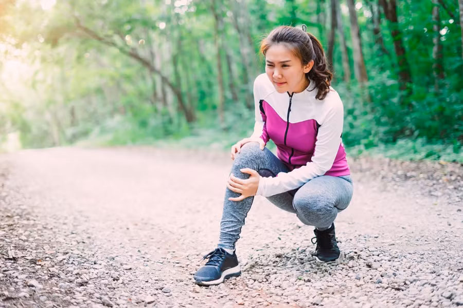 Cơn đau bất ngờ xảy ra cảnh báo xương khớp đang “chớm già”. Ảnh: Shutterstock