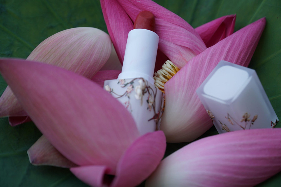 Sản phẩm son môi làm từ hoa sen. Ảnh: Duy Tân