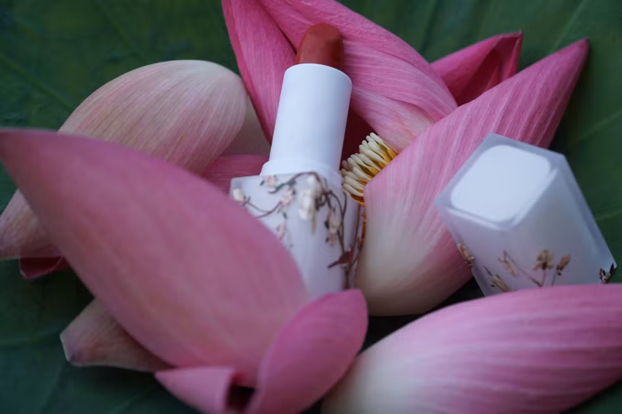 Sản phẩm son môi làm từ hoa sen. Ảnh: Duy Tân
