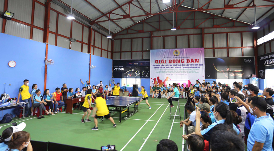 Các trận đấu diễn ra kịch tích dưới sự cổ vũ cuồng nhiệt của đông đảo khán giả. Ảnh: Văn Ngọc