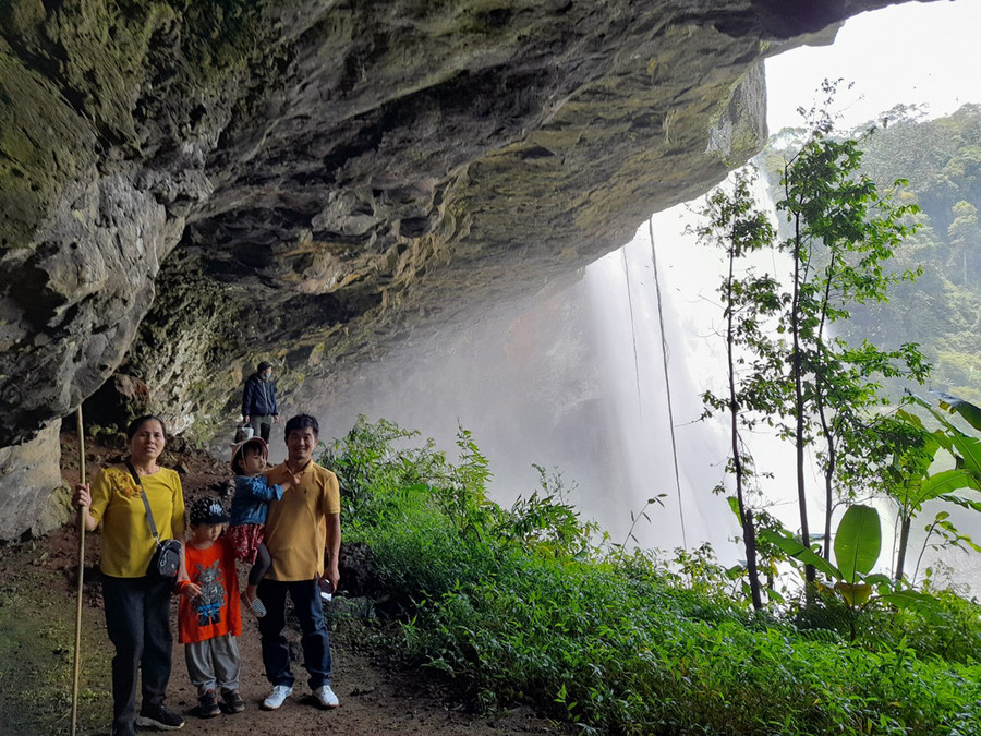 Gia đình anh Thiều Hưu Minh khám phá thác 50 trong kỳ nghỉ Giỗ Tổ năm nay. Ảnh: Minh Uyên