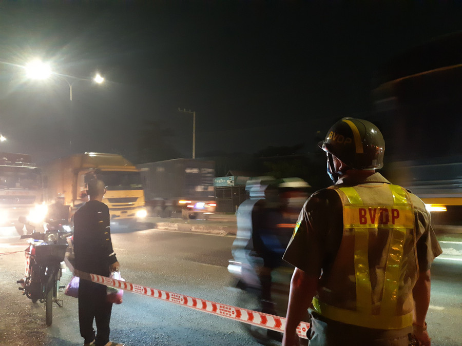 Vụ tai nạn làm giao thông trên tuyến đường ĐT743 ùn tắc. Ảnh: Trần Duy Khánh  Vụ tai nạn làm giao thông trên tuyến đường ĐT743 ùn tắc. Ảnh: Trần Duy Khánh