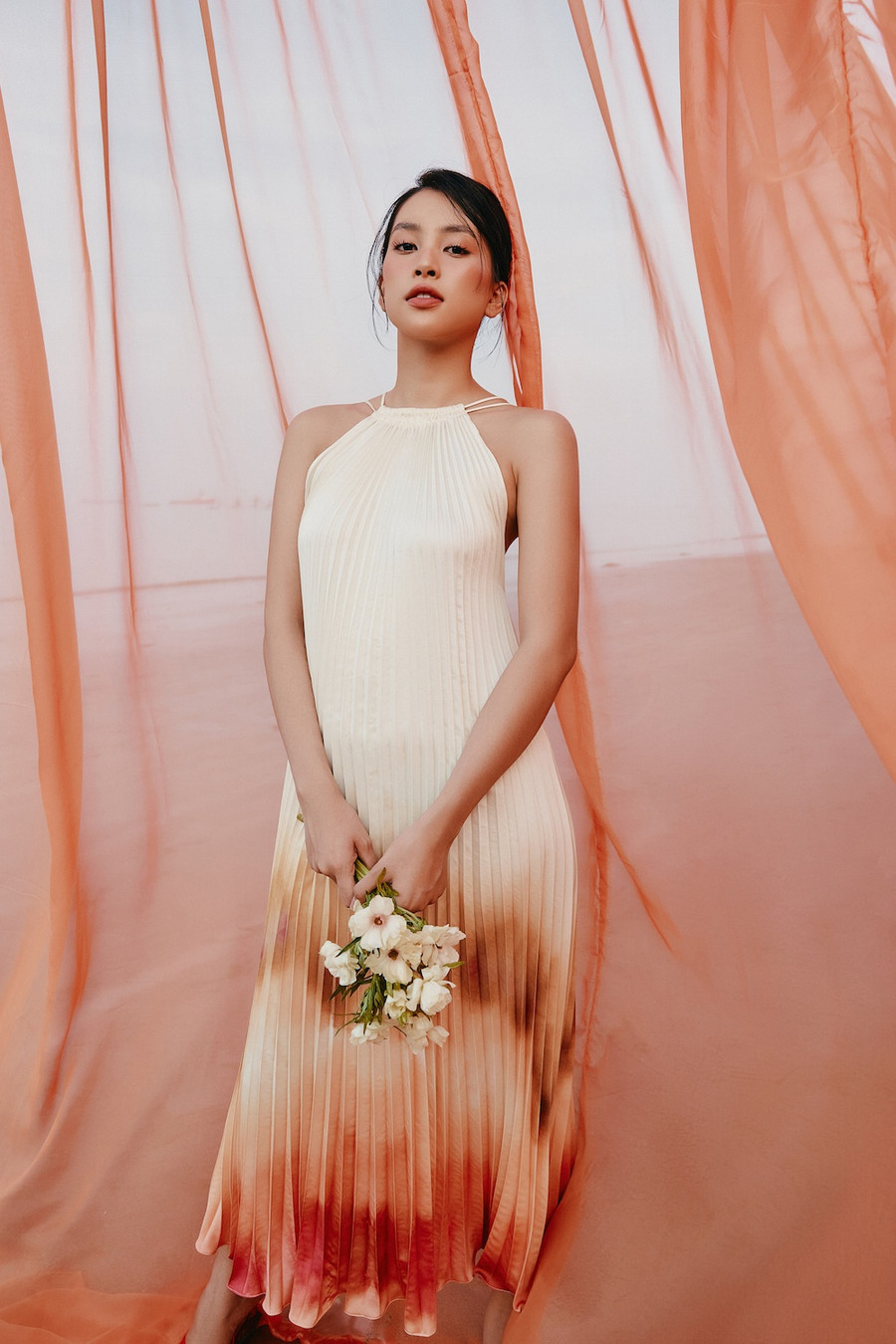  Hoa hậu Tiểu Vy vừa thực hiện bộ ảnh giới thiệu bộ sưu tập mới mang tên Mơ nhuộm nắng, truyền tải tinh thần lạc quan, khát khao tự do của người phụ nữ. Ảnh: NVCC