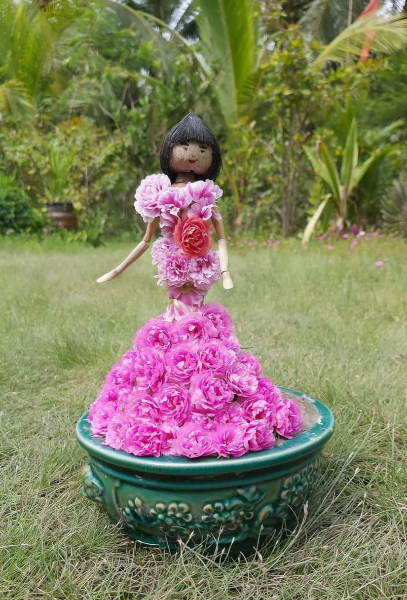 Những tác phẩm nghệ thuật độc đáo chỉ từ những cây cỏ quen thuộc trong vườn nhà của anh Von Nguyễn. Ảnh: NVCC