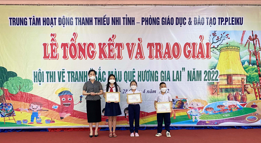 Ban tổ chức trao 3 giải A cho khối học sinh tiểu học. Ảnh: Hà Đức Thành