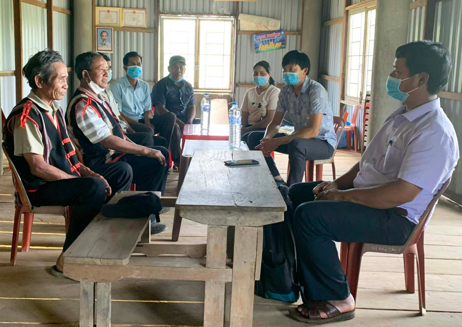 Tổ hòa giải làng Yăng 2 trao đổi với các cán bộ xã Ia Phí về công tác hòa giải. Ảnh: R’Ô HOK