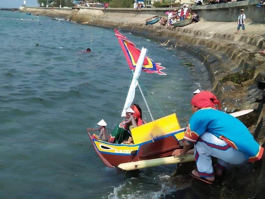 những hình người bằng giấy hoặc bằng bột gạo và dán giấy ngũ sắc, làm thuyền bằng thân cây chuối, đặt hình nộm lên để làm giả những đội binh thuyền Hoàng Sa đem tế tại đình