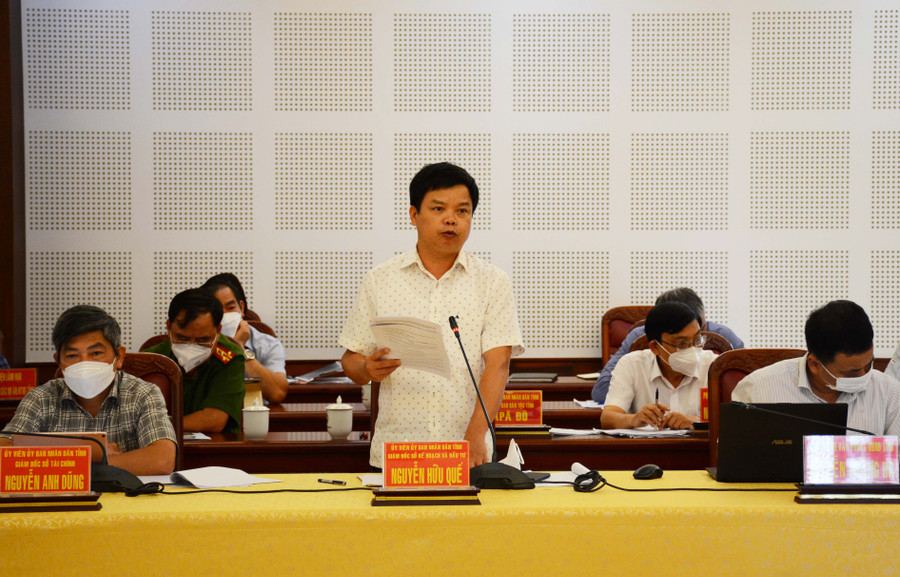 Giám đốc Sở Kế hoạch-Đầu tư nêu một số giải pháp về việc đẩy nhanh tiến độ tiến độ giải ngân vốn đầu tư công trong thời gian đến. Ảnh: Minh Nguyễn