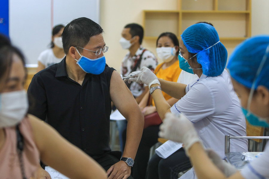 Người từ 50 tuổi trở lên thuộc nhóm đối tượng sẽ tiêm mũi 4 vắc xin Covid-19. Ảnh: Đậu Tiến Đạt