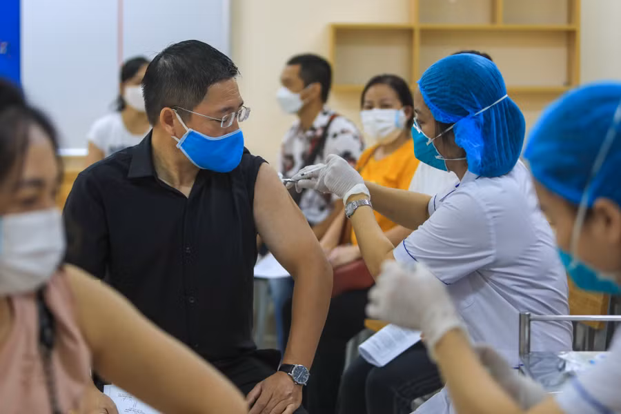 Người từ 50 tuổi trở lên thuộc nhóm đối tượng sẽ tiêm mũi 4 vắc xin Covid-19. Ảnh: Đậu Tiến Đạt