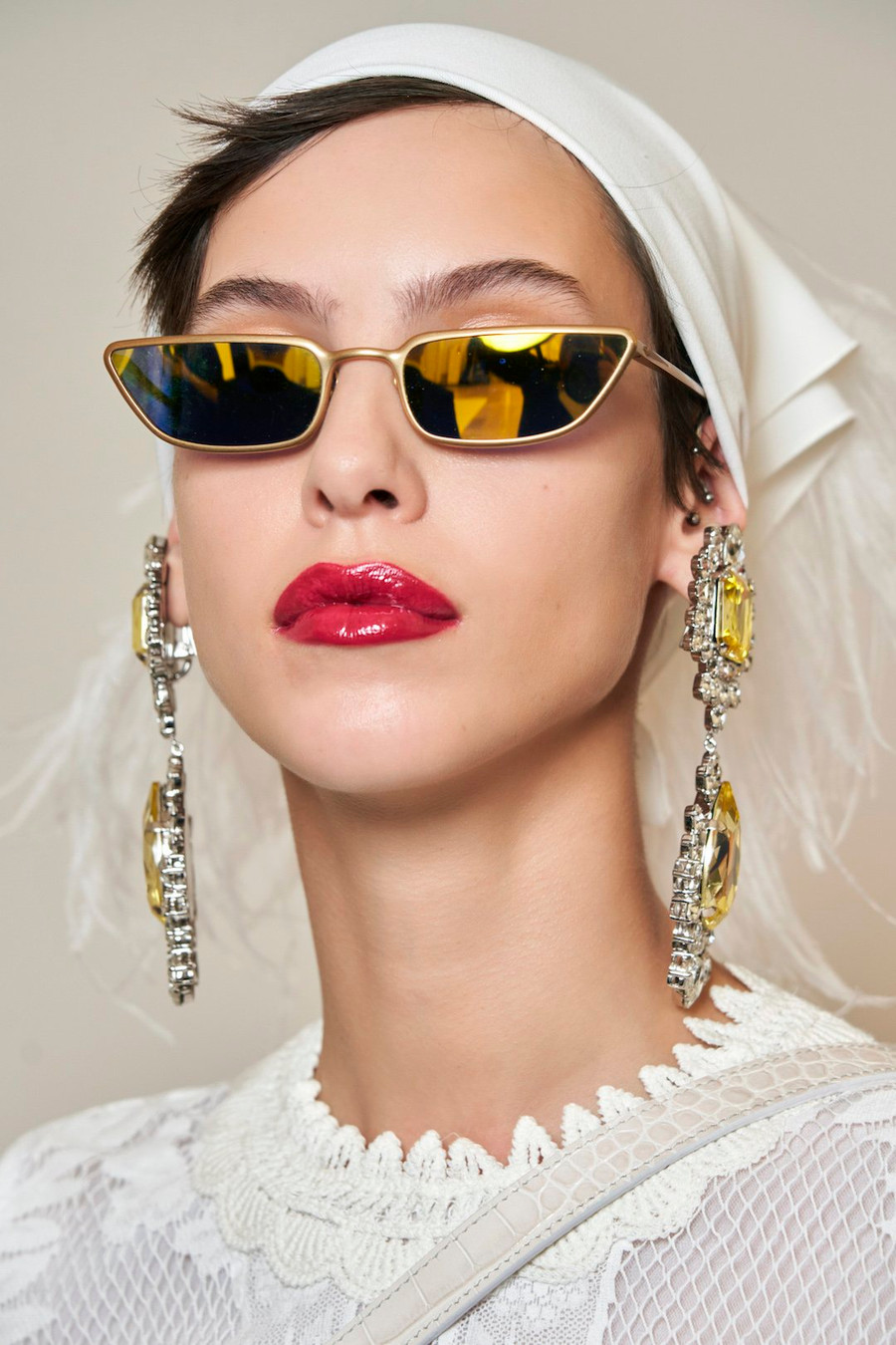  Sau đó tạo nét gợi cảm, khiêu gợi cho vẻ ngoài của bạn với đôi môi đỏ đậm được tô bóng cẩn thận.