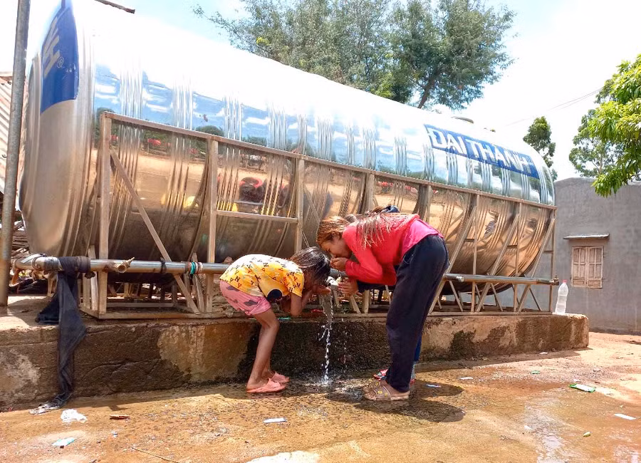 Người dân làng Kte (xã Hbông) phấn khởi khi được sử dụng nước sạch. Ảnh: Minh Nguyễn