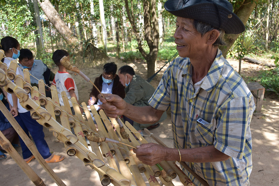 Ông Byơh (làng Bok Ayơl, xã Hà Ra) biểu diễn đàn t'rưng do chính mình chế tác. Ảnh: Hà Phương  Ông Byơh (làng Bok Ayơl, xã Hà Ra) biểu diễn đàn trưng do chính mình chế tác. Ảnh: Hà Phương