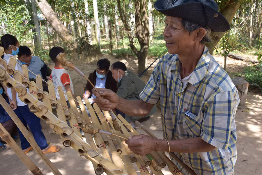  Ông Byơh (làng Bok Ayơl, xã Hà Ra) biểu diễn đàn trưng do chính mình chế tác. Ảnh: Hà Phương