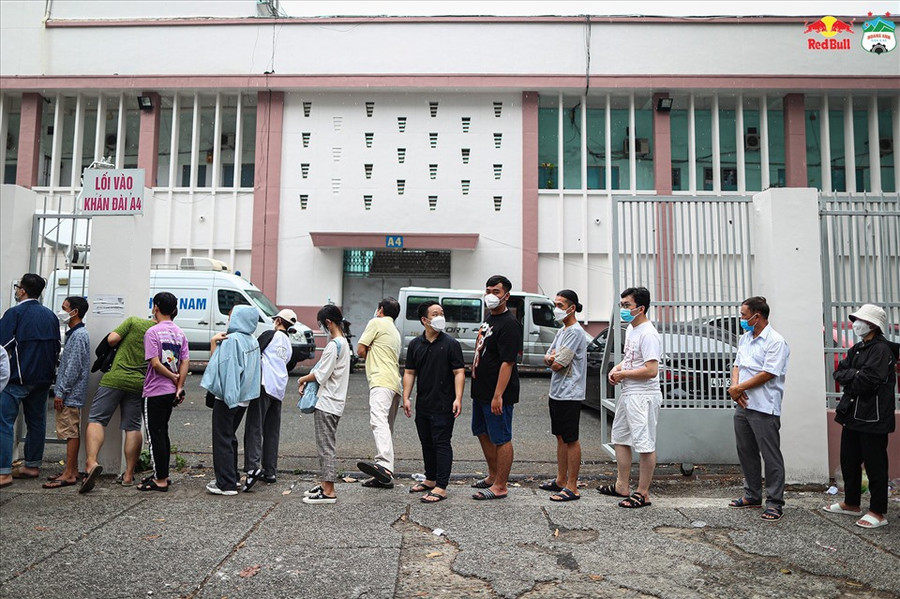 Sáng 29.4, tại sân vận động Thống Nhất, ban tổ chức đã tiến hành phát vé mời miễn phí cho khán giả vào sân theo dõi trận đấu giữa Hoàng Anh Gia Lai và Sydney FC ở lượt cuối cùng bảng H-AFC Champions League 2022. Ảnh: HAGL FC Sáng 29.4, tại sân vận động Thống Nhất, ban tổ chức đã tiến hành phát vé mời miễn phí cho khán giả vào sân theo dõi trận đấu giữa Hoàng Anh Gia Lai và Sydney FC ở lượt cuối cùng bảng H-AFC Champions League 2022. Ảnh: HAGL FC