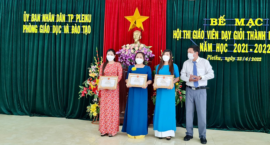 Trưởng phòng Giáo dục và Đào tạo TP. Pleiku Nguyễn Đình Thức trao giải nhất cho các giáo viên đạt thành tích xuất sắc tại hội thi. Ảnh: Bá Bính  Trưởng phòng GD-ĐT TP. Pleiku Nguyễn Đình Thức trao giải nhất cho các giáo viên đạt thành tích xuất sắc tại hội thi. Ảnh: Bá Bính
