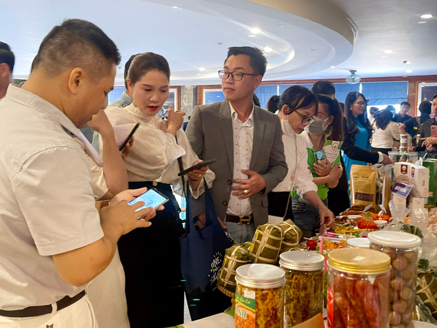 Các doanh nghiệp tham quan gian hàng trưng bày các sản phẩm của doanh nghiệp trong khuôn khổ buổi tọa đàm. Ảnh: Minh Nguyễn