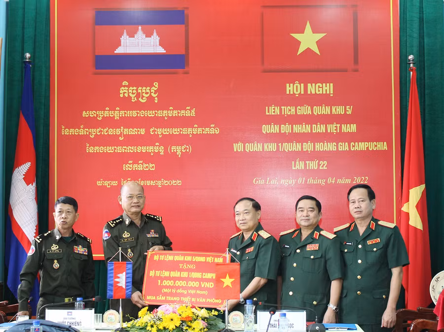 Quân khu 5 trao kinh phí hỗ trợ cho Quân khu 1. Ảnh: Lê Tây