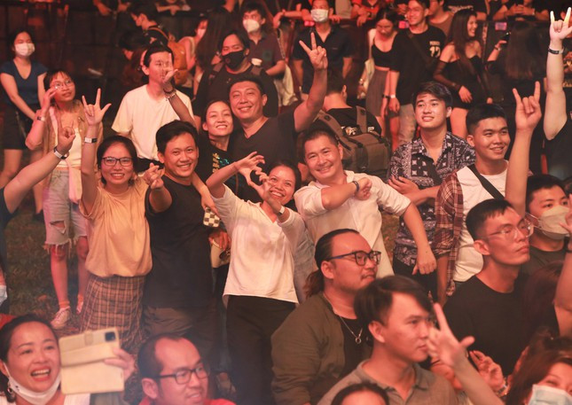 Khán giả say mê thưởng thức đêm nhạc đến phút cuối.