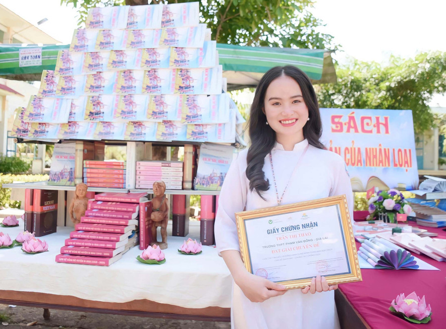 Em Trần Thị Thảo và giấy chứng nhận đạt giải chuyên đề xuất sắc nhất cuộc thi. Ảnh: L.N