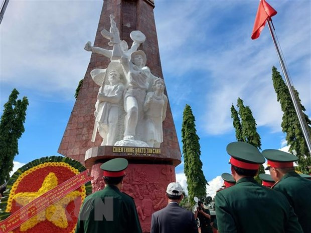 Các đại biểu dâng hoa và tham quan các hiện vật chiến tranh tại khuôn viên Tượng đài Chiến thắng Đăk Tô-Tân Cảnh. Ảnh: Khoa Chương/TTXVN