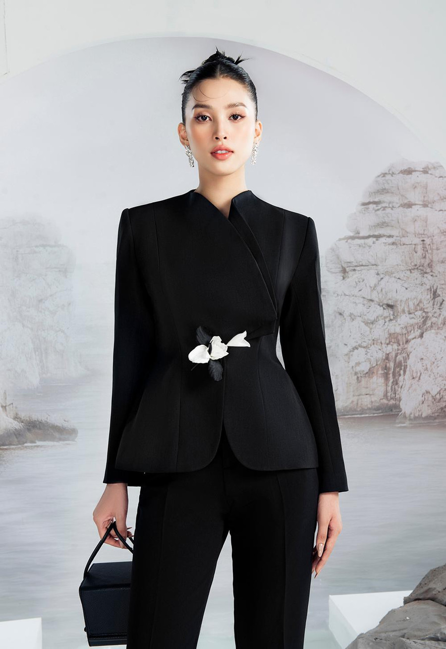 Mới đây, Hoa hậu Tiểu Vy xuất hiện cực kỳ xinh đẹp và yêu kiều trong bộ ảnh thời trang mới.