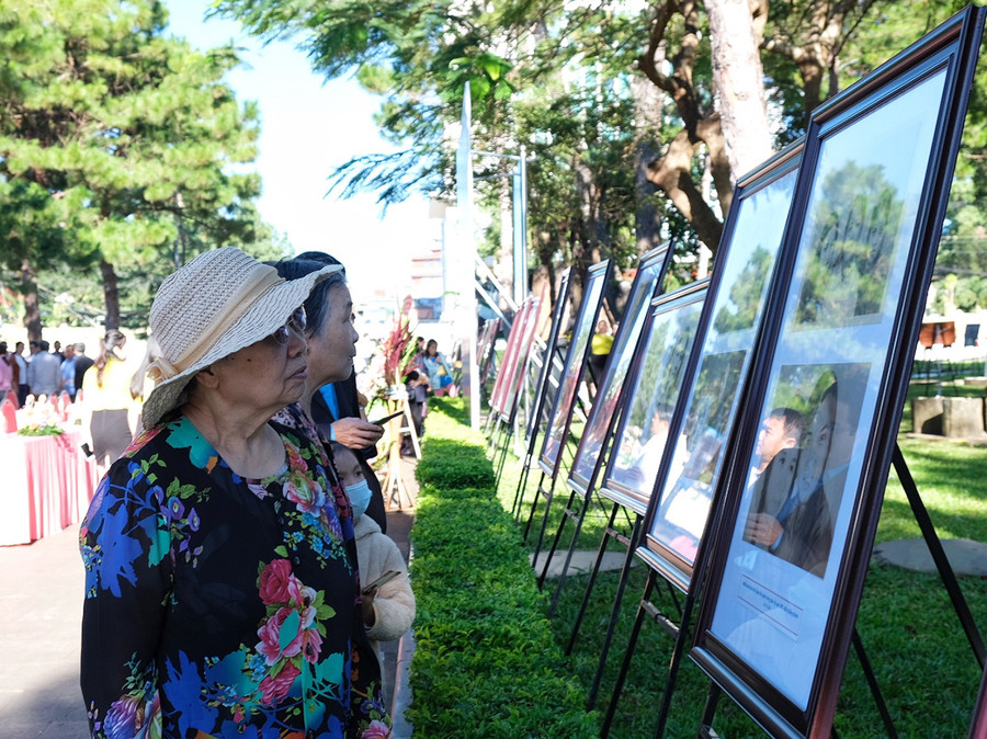 Triển lãm ảnh Căn cứ cách mạng Khu 10 và Anh hùng Trần Văn Bình thu hút nhiều người dân đến thưởng lãm. Ảnh: Hoàng Ngọc