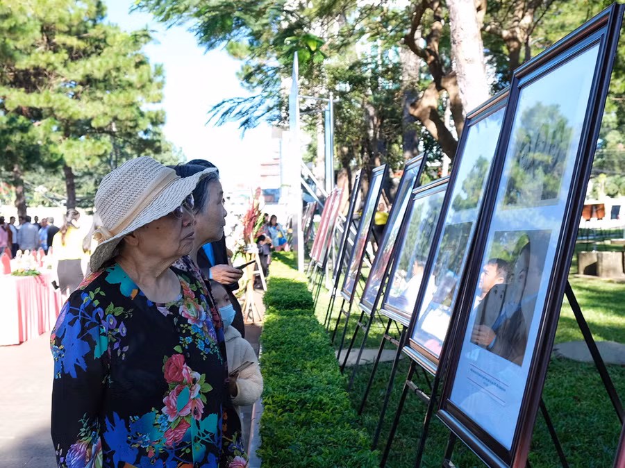 Triển lãm ảnh Căn cứ cách mạng Khu 10 và Anh hùng Trần Văn Bình thu hút nhiều người dân đến thưởng lãm. Ảnh: Hoàng Ngọc