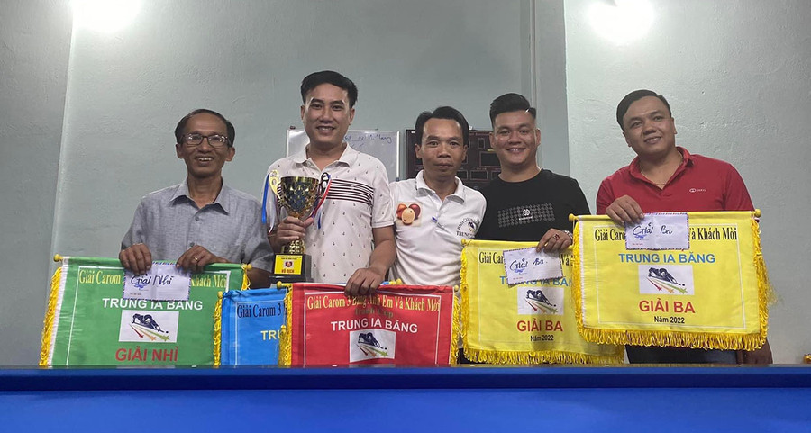 Ban tổ chức trao giải cho các tay cơ xuất sắc. Ảnh: Văn Ngọc Ban tổ chức trao giải cho các tay cơ1 Ban tổ chức trao giải cho các tay cơ xuất sắc. Ảnh: Văn Ngọc xuất sắc. Ảnh: Văn Ngọc