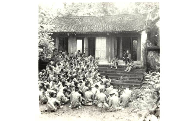 Chủ tịch Hồ Chí Minh nói chuyện với các chiến sĩ Trung đoàn Thủ đô tại Đền Hùng (Phú Thọ) năm 1954.