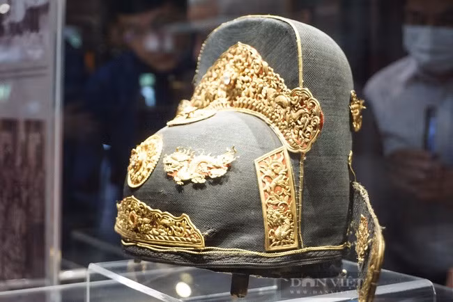  Cổ vật chiếc mũ quan triều Nguyễn gần như còn nguyên vẹn, chỉ mất một số chi tiết trang trí nhỏ. Chu vi của mũ khoảng 58,5cm.