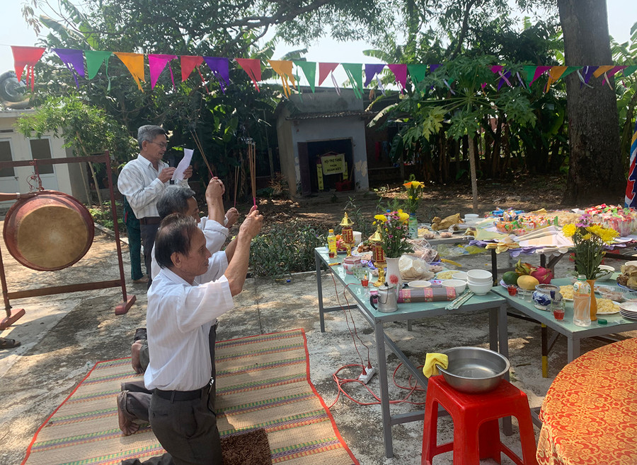 Lễ cúng thanh minh tại thôn Đoàn Kết, xã Ia Ma Rơn, huyện Ia Pa được tổ chức trùng với ngày Giỗ Tổ Hùng Vương. Ảnh: Vũ Chi