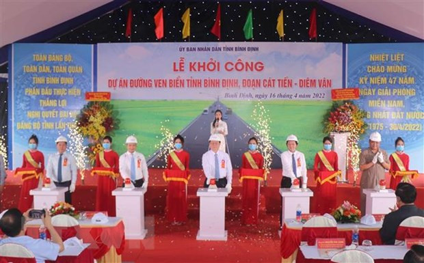 Trưởng Ban Tuyên giáo Trung ương Nguyễn Trọng Nghĩa và các đại biểu nhấn nút khởi công tuyến đường ven biển đoạn Cát Tiến-Diêm Vân. (Ảnh: Kha Phạm/TTXVN)