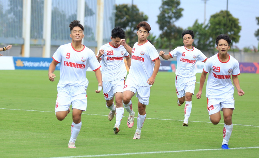 Nguyễn Quốc Việt (ngoài cùng bên trái) hứa hẹn tỏa sáng ở bán kết trước Hà Nội. Ảnh: Viết Định Nguyễn Quốc Việt (ngoài cùng bên trái) hứa hẹn tỏa sáng ở bán kết trước Hà Nội. Ảnh: Viết Định